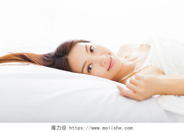 美丽年轻的亚洲女人睡在床上